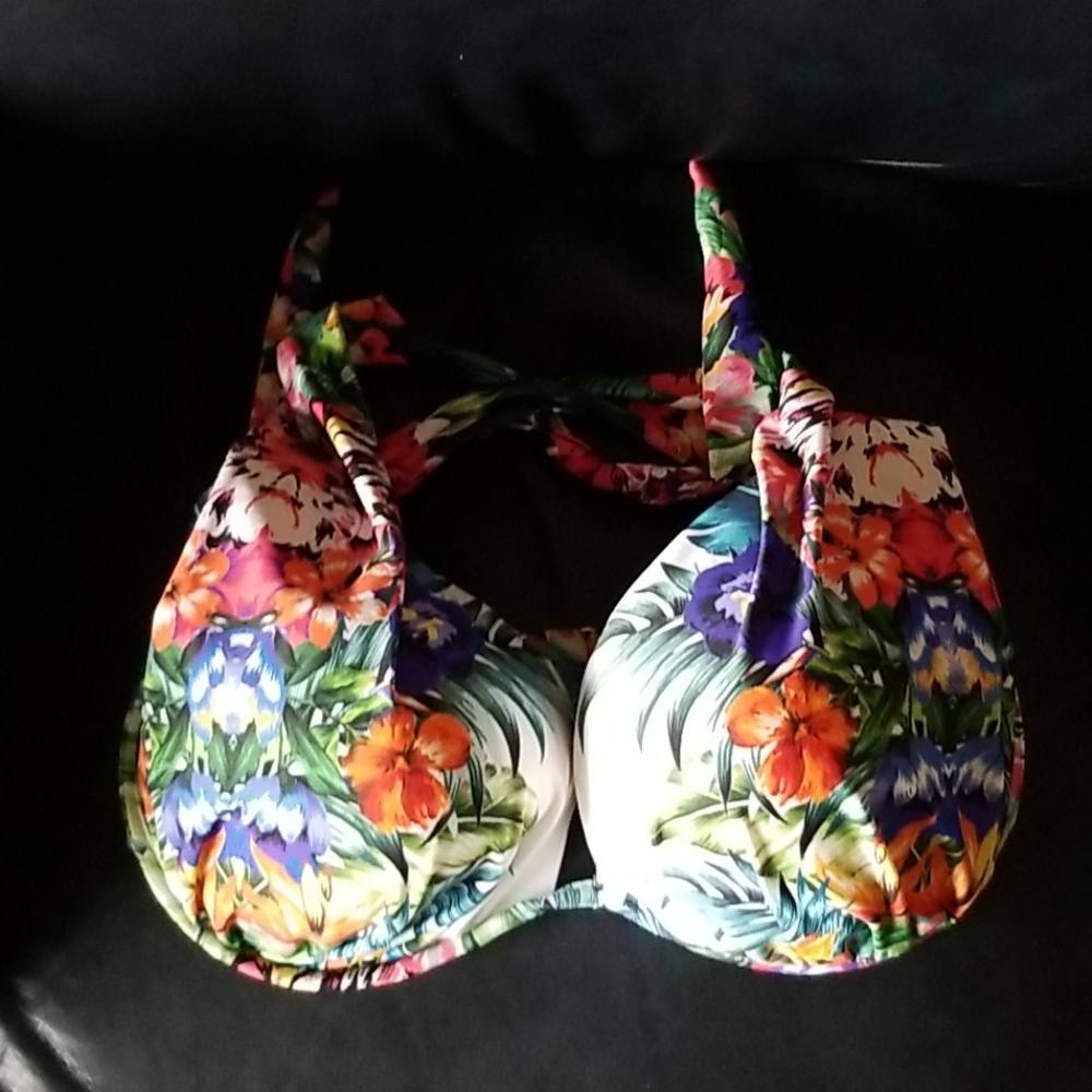 VENUS Bikini top.38DD 40D. Island print New.